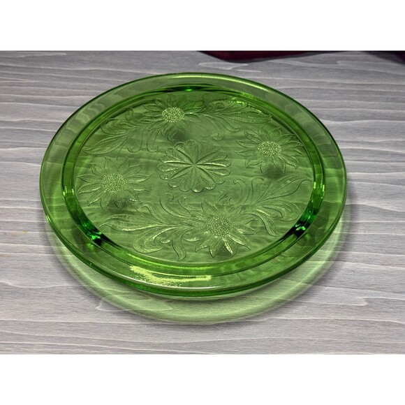 1930s Uranium Glass “Sunflower” Cake Plate with Three Feet & Vintage Patina - Picture 2 of 11